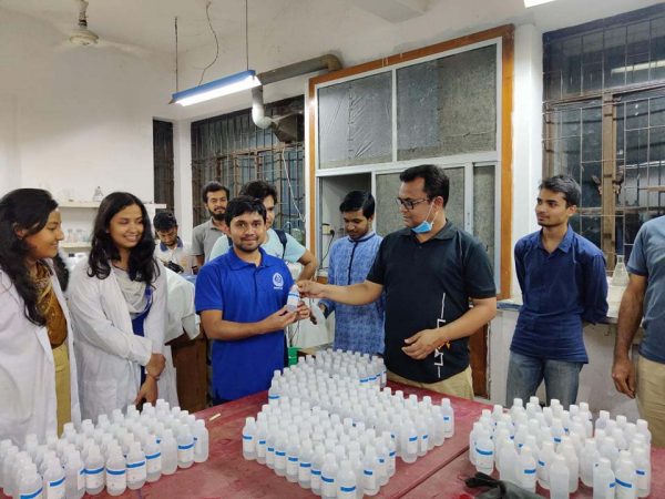 নিজেদের তৈরী হ্যান্ড স্যানিটাইজার বিতরণ করলো শাবির সিইপি বিভাগ
