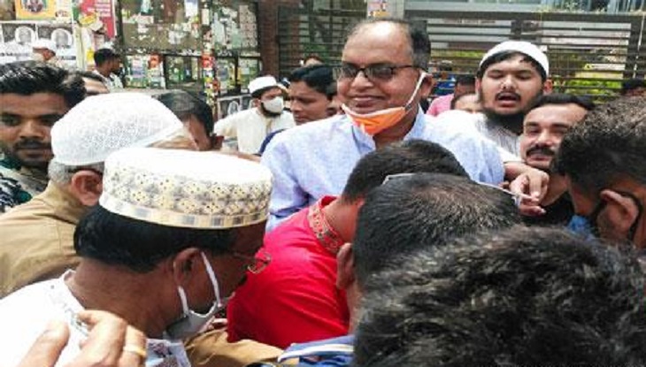 জনসমাগমে বিএনপির মাস্ক বিতরণ