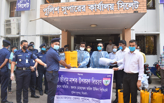 থানা ও ফাঁড়িতে জীবাণুনাশক উপকরণ বিতরণ জেলা পুলিশের