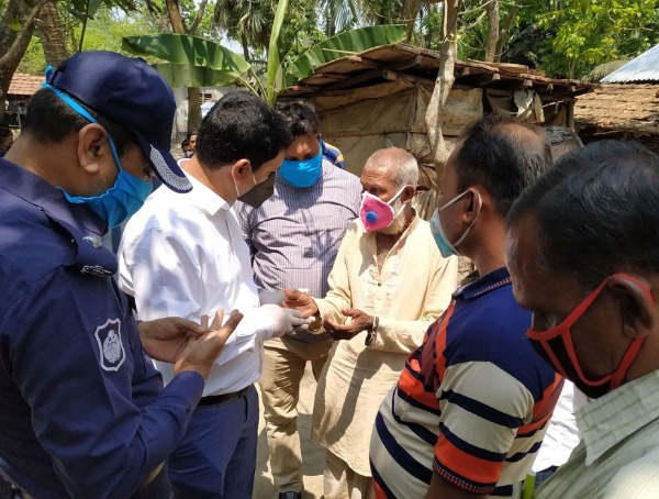 মণিরামপুরে লাঞ্চিতদের বাড়ি গিয়ে ক্ষমা চেয়েছেন ইউএনও