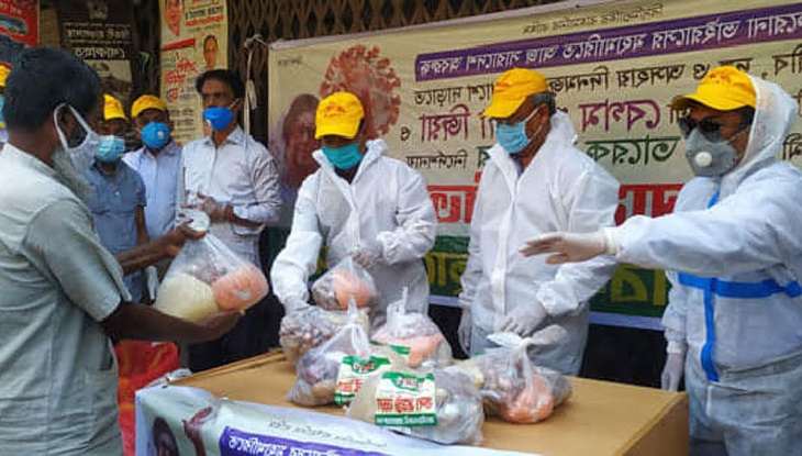 ছিন্নমূল মানুষের মাঝে স্বেচ্ছাসেবক দলের ত্রাণ বিতরণ