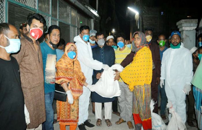 নগরীর ১ নং ওয়ার্ডে অসহায়দের মধ্যে ত্রাণসামগ্রী বিতরণ
