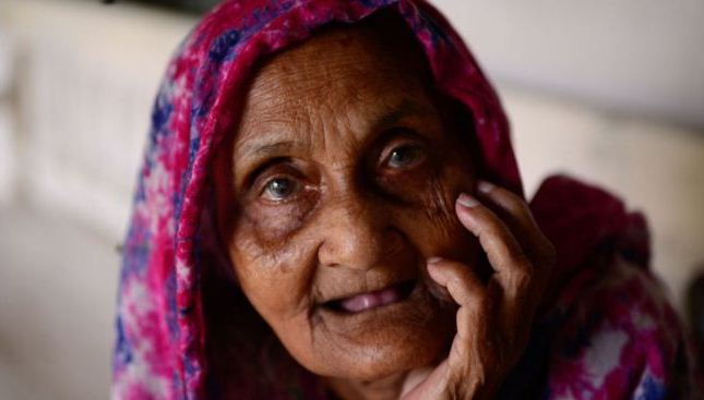 লকডাউনের সময় বয়স্কদের দেখাশোনা করছেন কারা