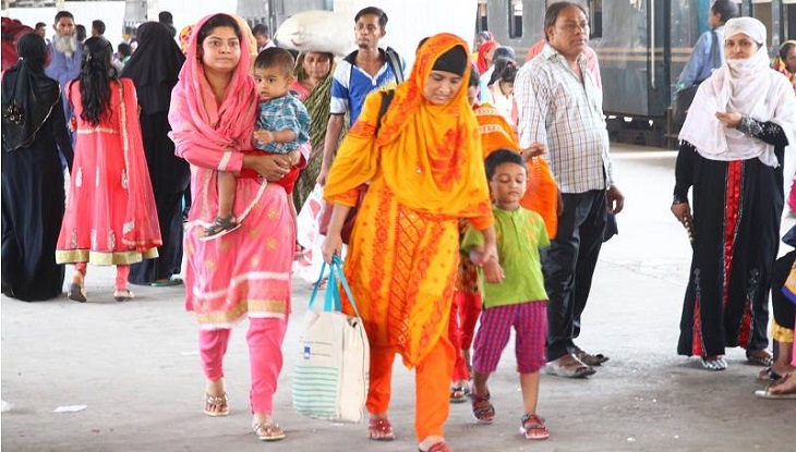পায়ে হেঁটেই ঢাকায় ছুটছে অসংখ্য মানুষ