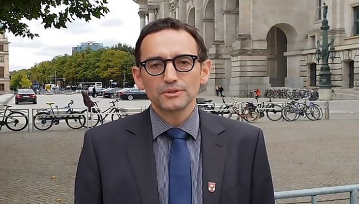 নিজের শরীরে করোনা ভাইরাস নিলেন জার্মান মেয়র!