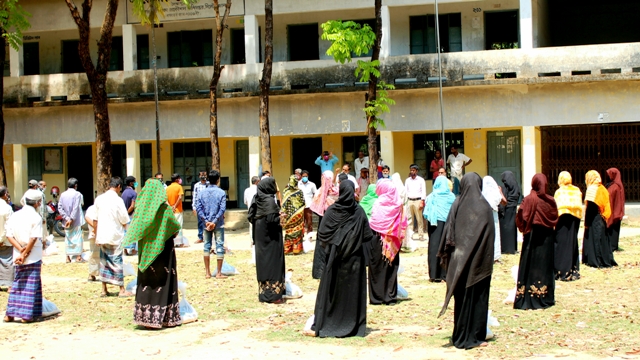 জৈন্তাপুর উপজেলার সারীঘাটে দারিদ্রদের মধ্যে খাদ্য সামগ্রী বিতরণ