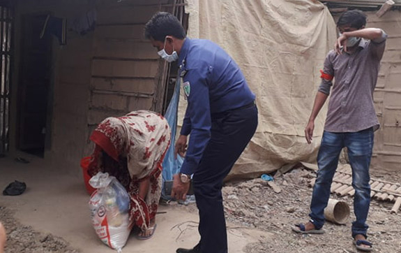 কানাইঘাটে ঘরে ঘরে খাদ্য সামগ্রী পৌঁছে দিলেন পুলিশ সুপার ফরিদ উদ্দিন