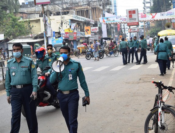 ব্যক্তিগত গাড়িতে গণপরিবহন, ২৩ গাড়ি আটক