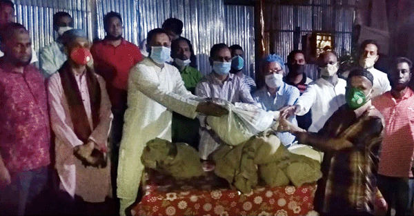 কাউন্সিলর জাবেদের উদ্যোগে খাদ্যসামগ্রী ও রেশন কার্ড বিতরণ