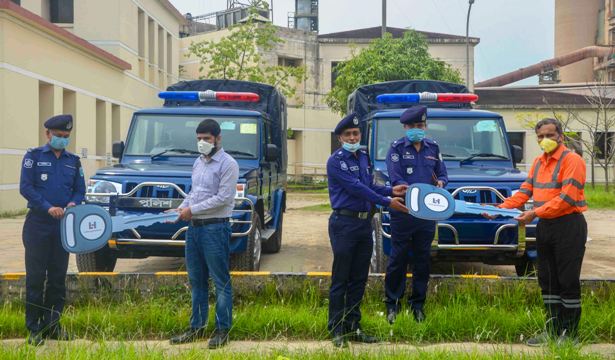 ছাতক ও দোয়ারা থানায় দুটি গাড়ী দিলো লাফার্জ
