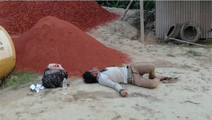 রাস্তায় পড়ে ছিলেন যুবক, ছুঁয়েও দেখলেন না কেউ