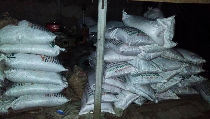 নন্দীগ্রামে সাবেক ইউপি সদস্যের বাড়ি থেকে সরকারি সার উদ্ধার