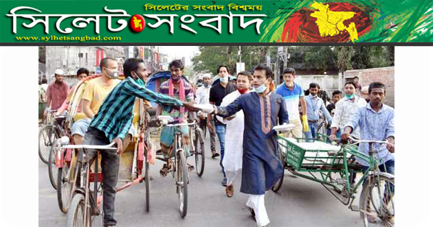 যানজটে আটকে পড়া লোকজনদের মধে ইফতার সামগ্রী নিয়ে আলম খান মুক্তি