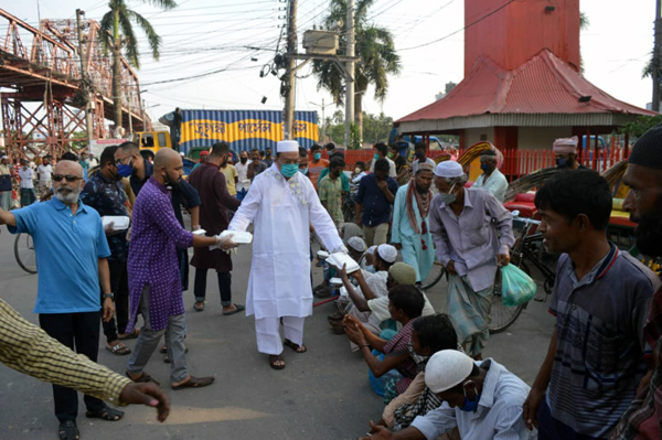 সবাই এক হয়ে করোনা যুদ্ধে জয়ী হতে হবে : সাবেক মেয়র কামরান