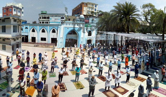 সিলেটঃ দরগাহে নির্দেশনা মেনে জুমার নামাজ আদায়