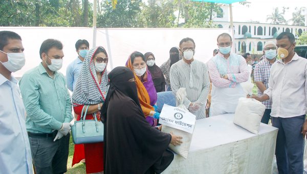 রায়নগরে মোমেন ফাউন্ডেশনের উদ্যোগে খাদ্য সামগ্রী বিতরণ