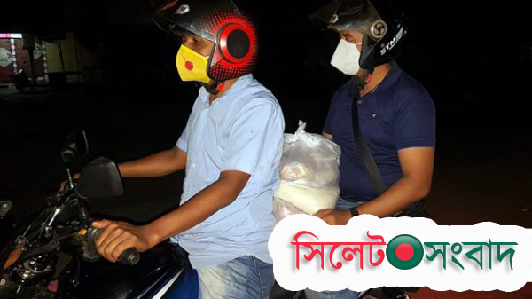কদমতলী হেল্পিং গ্রুপের সদস্যরা মধ্যবিত্তদের দুয়ারে দুয়ারে