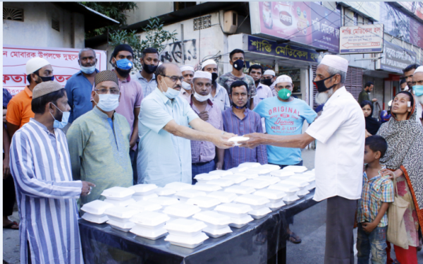 মীরবক্সটুলা এলাকাবাসীর উদ্যোগে প্রায় ৩’শ মানুষের মধ্যে ইফতার বিতরণ