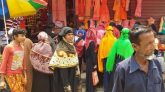 চুনারুঘাট বাজারে নারী-পুরুষের উপচে পড়া ভিড়