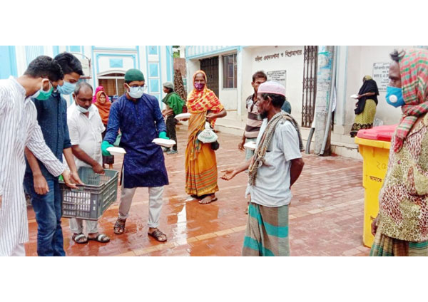 ঈদের দিনে খাবার নিয়ে অসহায়দের পাশে সন্ধানী