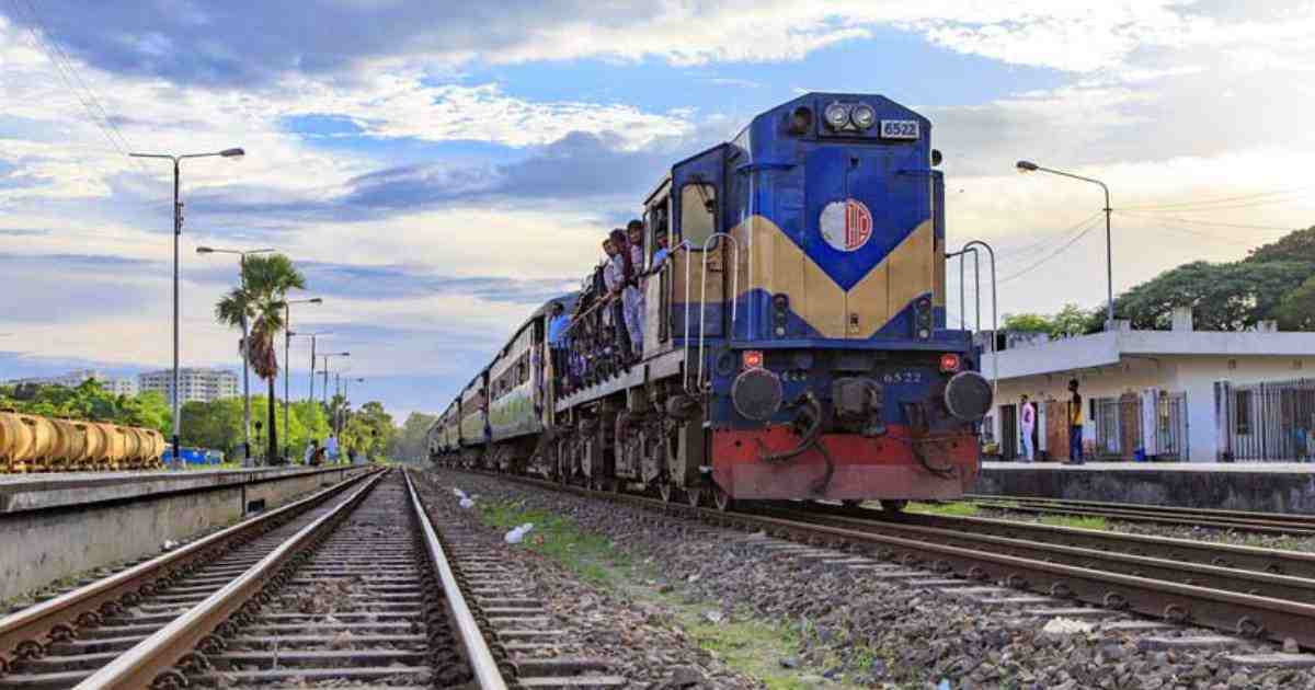 অর্ধেক আসন খালি রেখে আজ থেকে চলবে ট্রেন