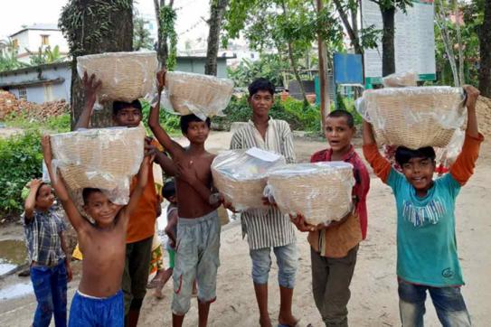 কুলাউড়ায় পথশিশুদের মাঝেও ঈদের আনন্দ