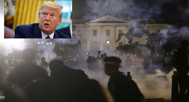 হোয়াইট হাউস লক্ষ্য করে পাথর, সস্ত্রীক বাঙ্কারে লুকোলেন ট্রাম্প