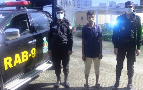 জৈন্তাপুরে ৯৮৫ বোতল ফেনসিডিল’সহ গ্রেপ্তার ১