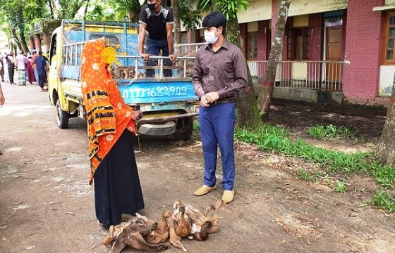গোলাপগঞ্জে ১০জন ভিক্ষুককে ১০০টি হাঁস প্রদান