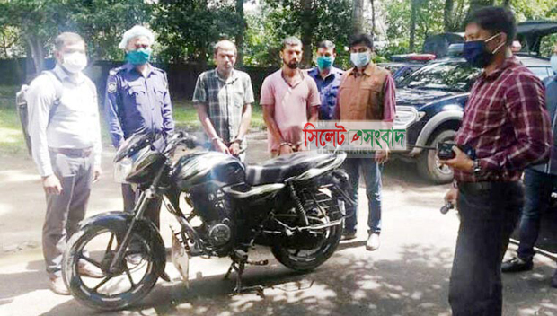 ডিবির অভিযানে কুলাউড়ার চোরাইকৃত মোটরসাইকেল’সহ আটক ২