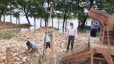 সুরমার তীরে অবৈধভাবে পাথর পরিবহন ও স্টোন ক্রাশার স্থাপনকারীদের বিরুদ্ধে অভিযান