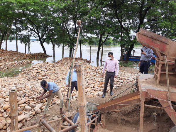 সুরমার তীরে অবৈধভাবে পাথর পরিবহন ও স্টোন ক্রাশার স্থাপনকারীদের বিরুদ্ধে অভিযান
