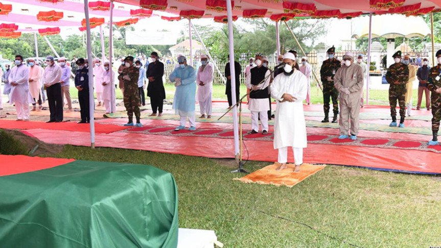 মিঠামইনে ছোট ভাইয়ের জানাজায় অংশ নিলেন রাষ্ট্রপতি