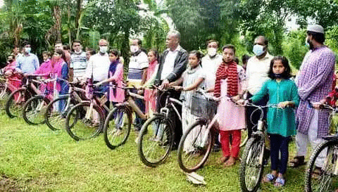 ছাতকে আদিবাসী শিক্ষার্থীদের মধ্যে সাইকেল বিতরণ
