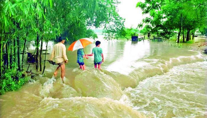 বন্যায় ভাসছে ৩১ জেলা : প্রায় অর্ধকোটি মানুষের জীবন বিপর্যস্ত