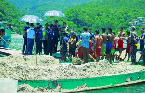 জাফলংয়ে অবৈধ বালু উত্তোলন বন্ধে অভিযযান