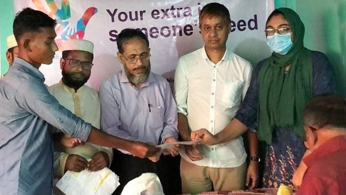 দরিদ্র কর্মহীন পরিবারের মধ্যে শিক্ষার্থী তাহিয়া ও নাহিদের নগদ অর্থ বিতরণ