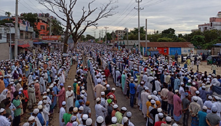 করোনার মাঝেই ‘বড় হুজুরের’ জানাজায় মানুষের ঢল