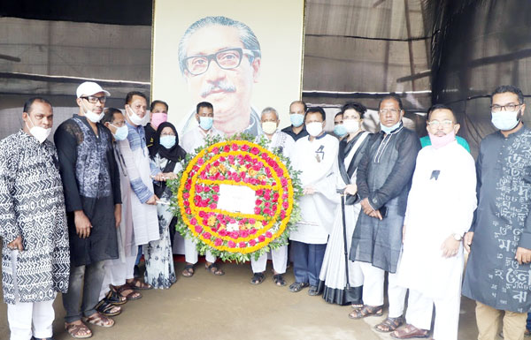 বঙ্গবন্ধুর প্রতিকৃতিতে সিলেট সিটি করপোরেশনের শ্রদ্ধা নিবেদন