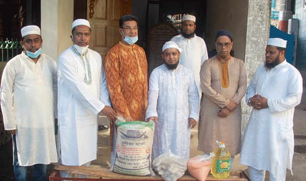 মরহুম বদরউদ্দিন আহমদ কামরানের পরিবারের পক্ষ থেকে মাদ্রাসা ও মন্দিরে খাদ্য বিতরণ