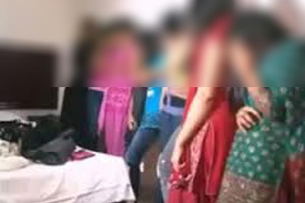 সিলেটে আবাসিক হোটেল থেকে ৭ নারী-পুরুষ আটক