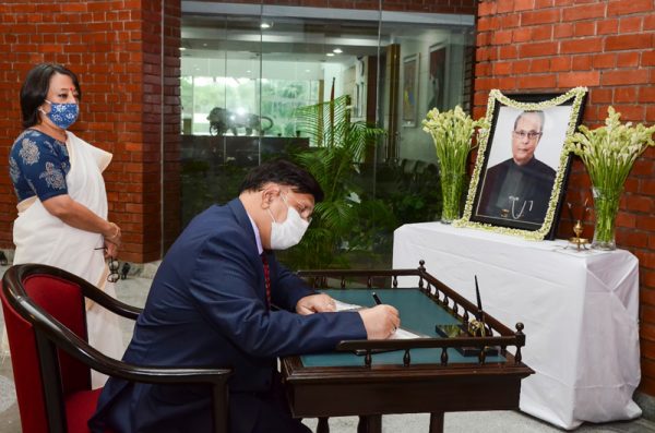 প্রণব মুখার্জির মৃত্যুতে শোক বইয়ে স্বাক্ষর করলেন পররাষ্ট্রমন্ত্রী