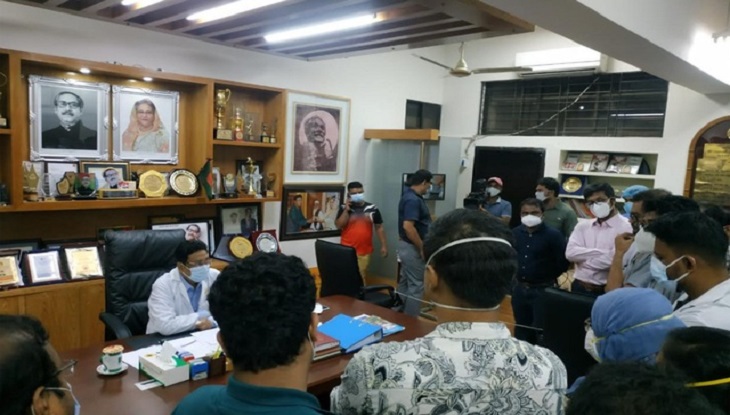 করোনা চিকিৎসকদের হোটেল সুবিধা বাতিল : সোহরাওয়ার্দী পরিচালকের কক্ষ ঘেরাও
