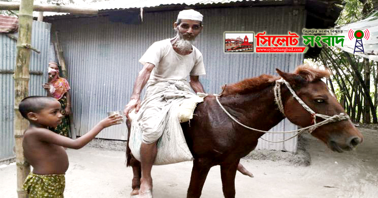 ঘোড়ায় চড়ে ‘ভিক্ষা’ করেন বাচ্চা মিয়া