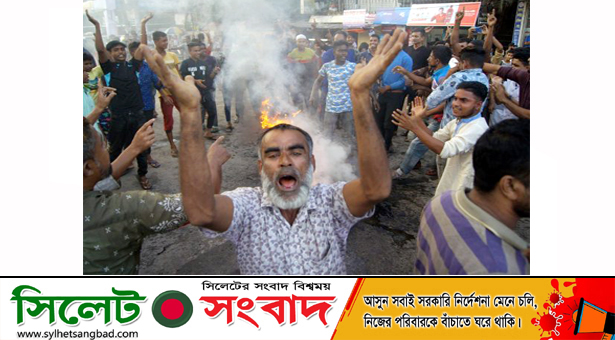 রায়হান হত্যার প্রতিবাদে মদিনা মার্কেটে টায়ার পুড়িয়ে বিক্ষোভ