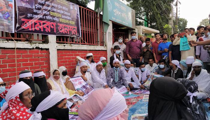 মাথায় কাফনের কাপড় বেঁধে আমরণ অনশনে রায়হানের মা