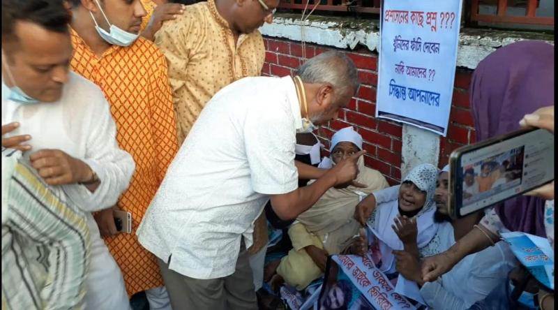 পুলিশ কাষ্টরিতে নিহত রায়হানের মায়ের অনশন ভাঙালেন মেয়র আরিফ