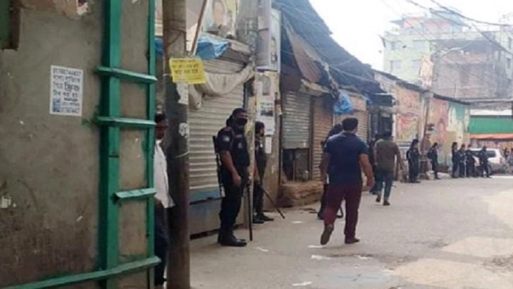 নৌবাহিনী কর্মকর্তাকে মারধর : হাজী সেলিমের বাড়িতে র‍্যাবের অভিযান চলছে