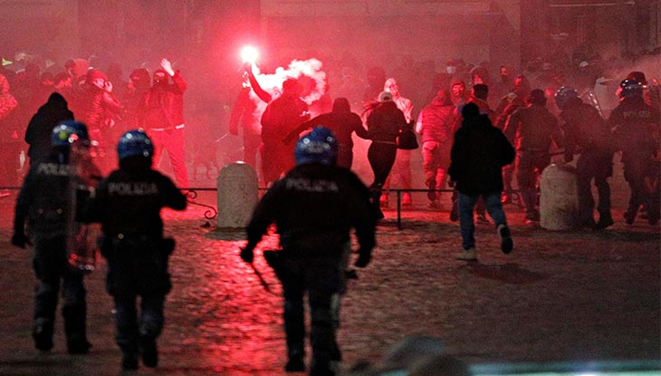 ইতালিতে নতুন বিধি-নিষেধের বিরুদ্ধে বিক্ষোভ