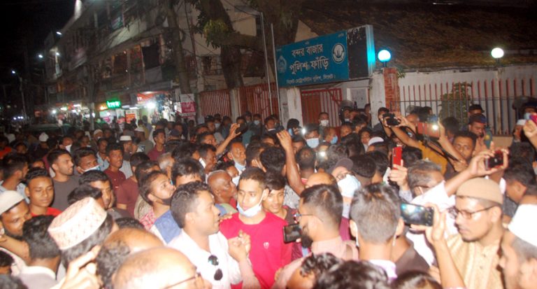 আকবরের ফাঁসির দাবিতে এসপি ও বন্দরবাজার পুলিশ ফাঁড়ির সামনে বিক্ষোভ
